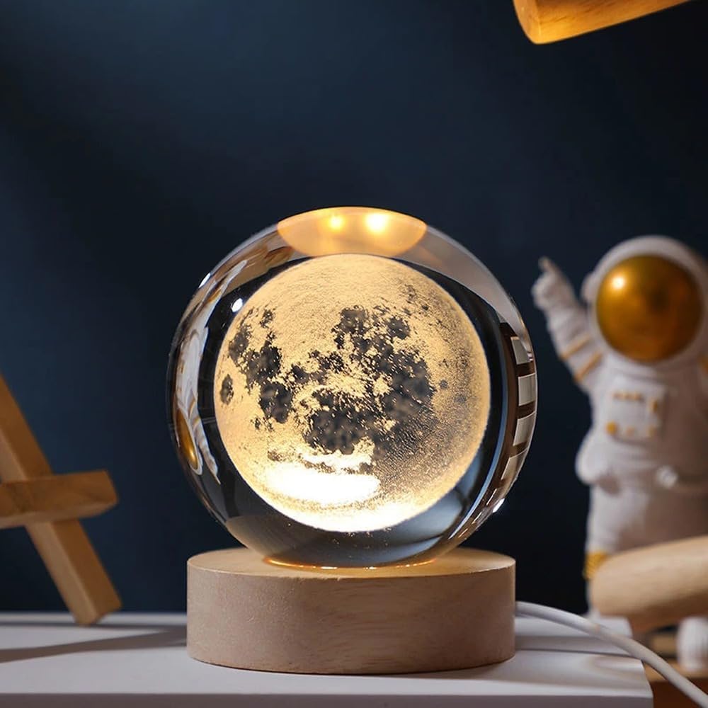 Coverzone Ahşap Standlı Cam Küre Işıklı Göz Yormayan Ay Motifli Masaüstü Aydınlatma Gece Lambası Dekoratif Çocuk Odası Salon Yatak Odası Lamba 6cm x 6cm Parlak Ay [Enerji Sınıfı A]