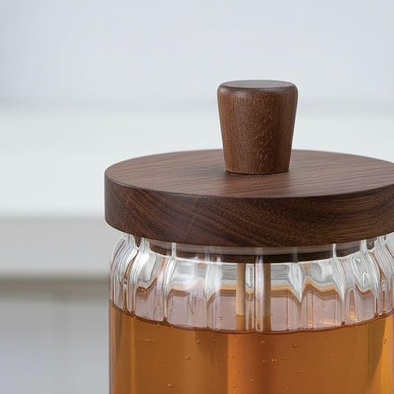 AmberHaus 450 ml Akasya Ahşap Kapaklı ve Kaşıklı Cam Bal Kavanozu - Vakumlu Kahvaltılık Bal, Reçel ve Pekmez Saklama Kabı - Sofralar İçin Doğal Cam Sunumluk