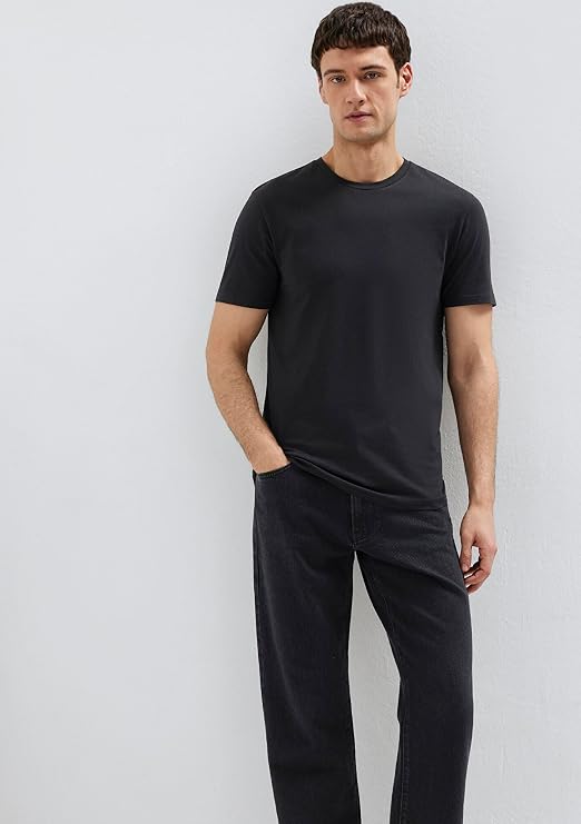 Black Basic T-Shirt Fitted/Body Seated Cut 061747-900