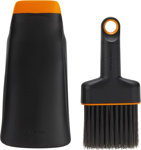 Fiskars Planting Soil Scoop & Brush Set, Dual-Sided Tool for Indoor Potting